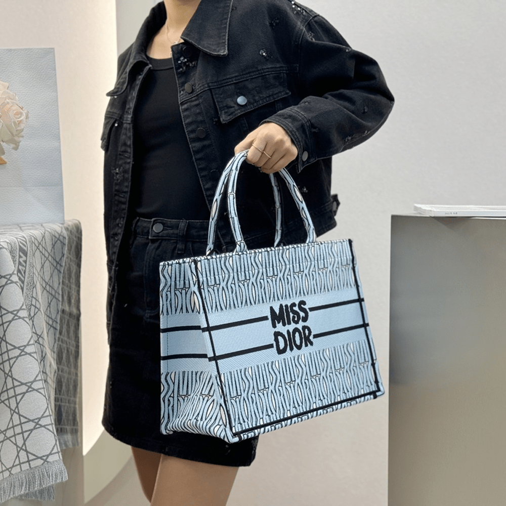 디올 페일 블루 & 블랙 Miss Dior Allover 자수 북 미듐 토트백
