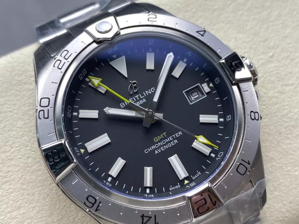 브라이틀링 어벤저 오토매틱 GMT 베스트 에디션 블랙 다이얼 SS 브레이슬릿 44mm