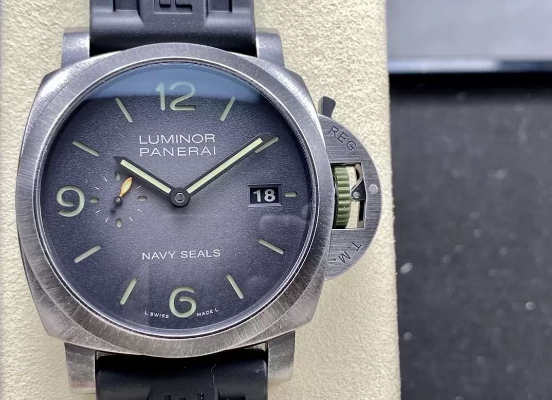 파네라이 루미노르 네이비 씰 리미티드 에디션 44mm PAM01412
